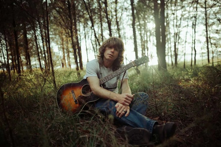 Jesse Welles with acoustic guitar, Photo: Hannah Gray Hall